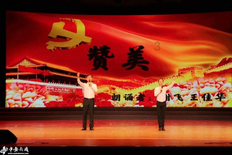 前方电动三轮车突然变道 后车紧急制动 “三轮车拉着两个孩子”