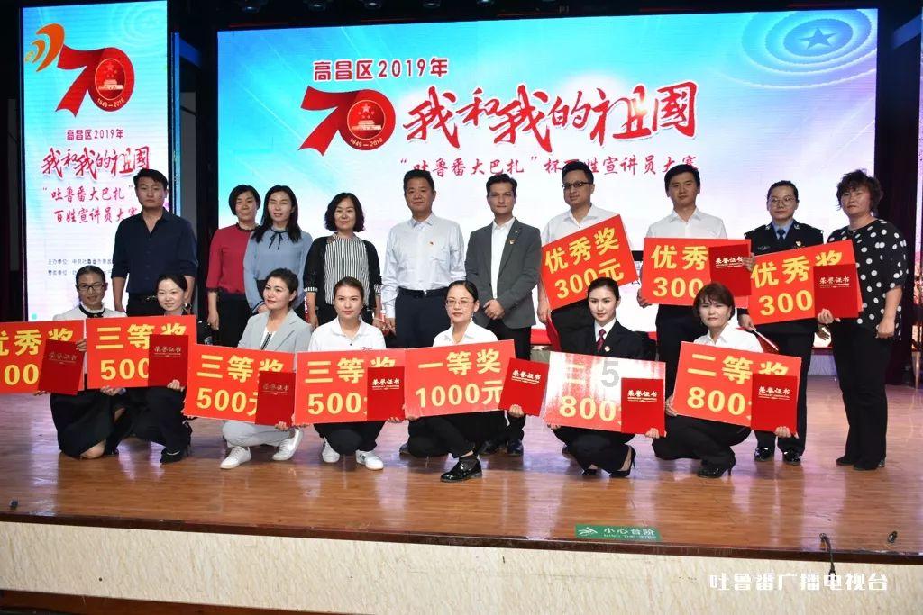 美女身穿一件绿色长款连衣裙，清凉时髦显身材，还韵味十足，你喜欢吗？游戏画面